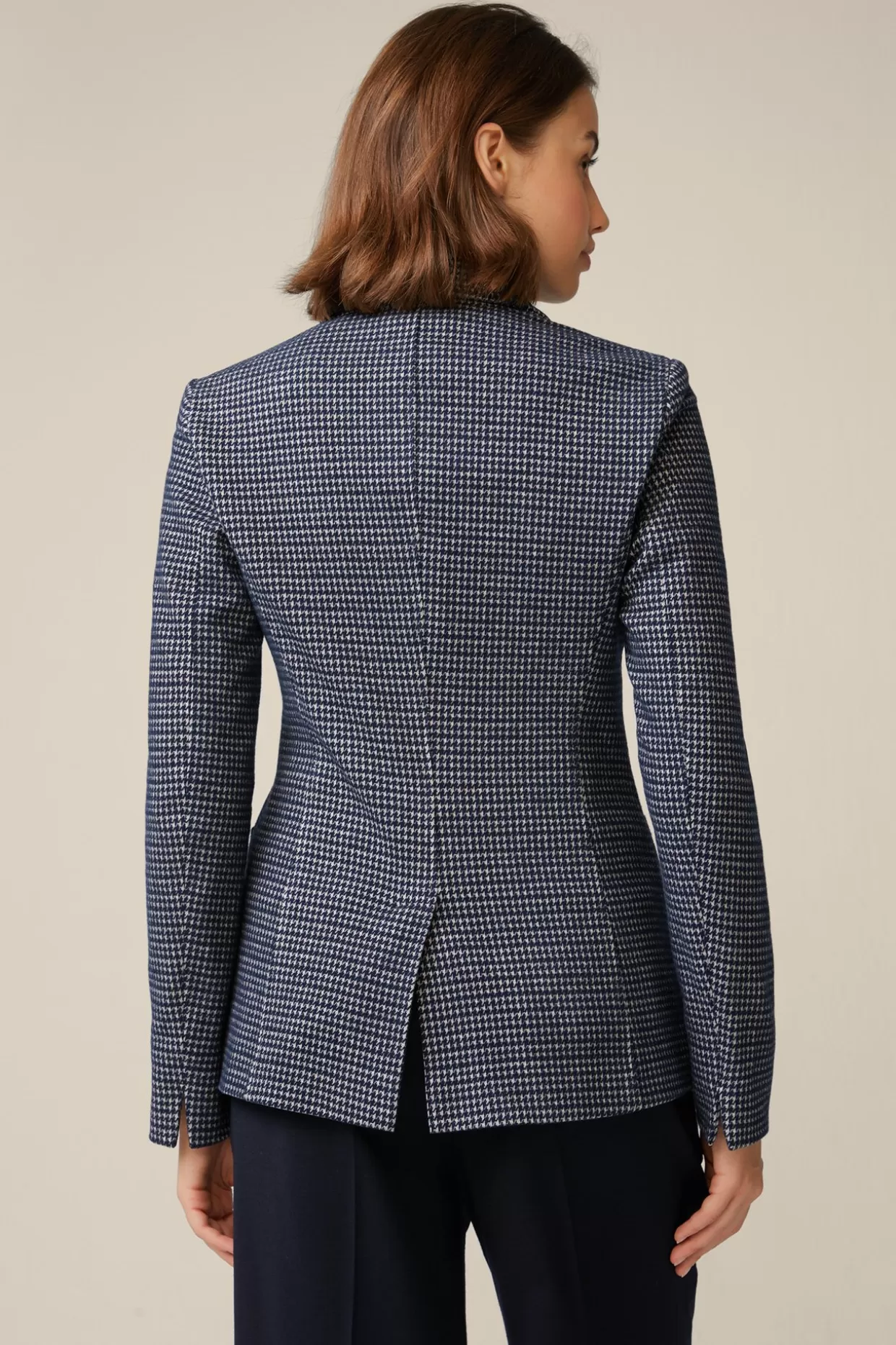 jerseyblazer_in_navybeige_gemustert_2.webp Damen Windsor Jersey-Blazer In Navy-Beige Gemustert