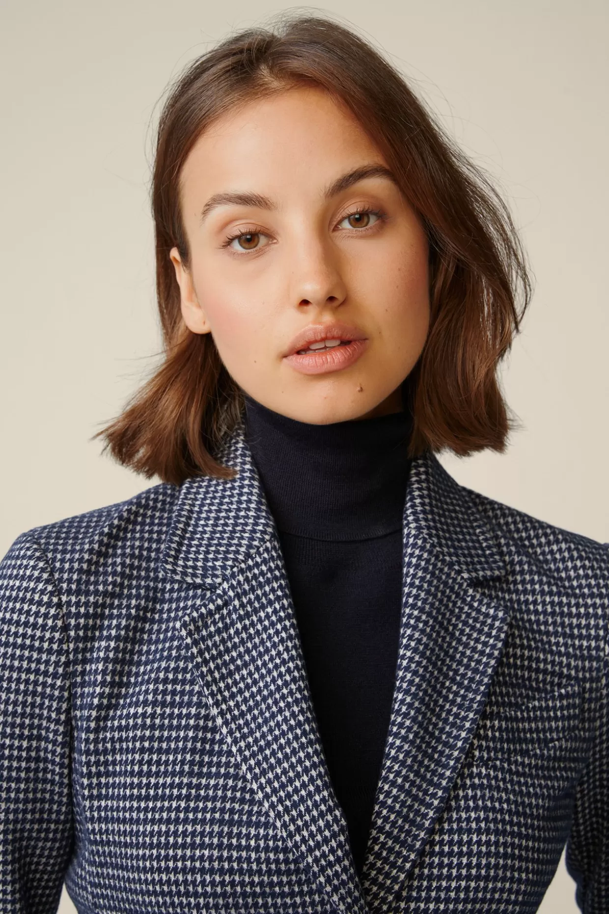 jerseyblazer_in_navybeige_gemustert_3.webp Damen Windsor Jersey-Blazer In Navy-Beige Gemustert