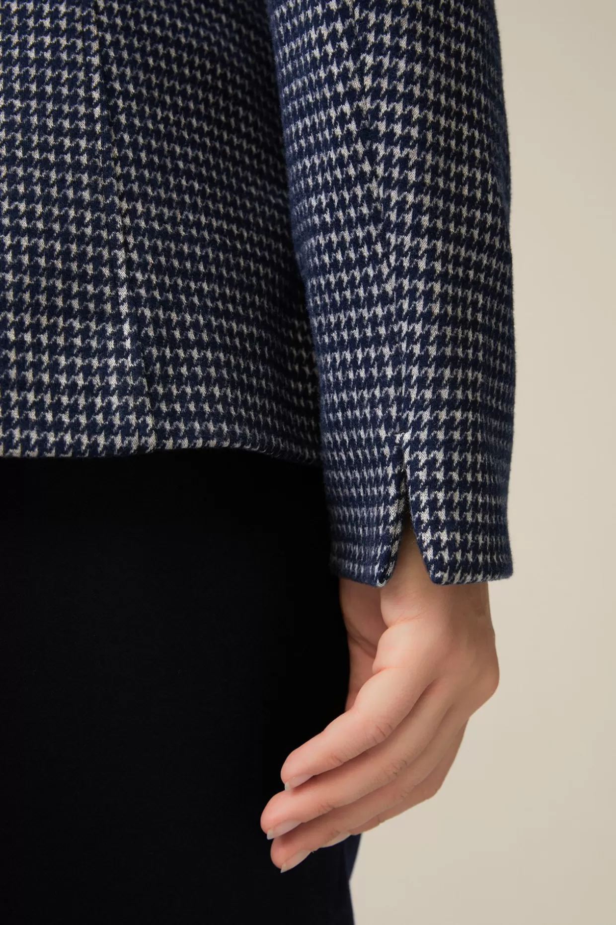 jerseyblazer_in_navybeige_gemustert_4.webp Damen Windsor Jersey-Blazer In Navy-Beige Gemustert